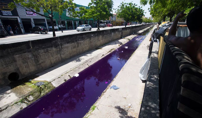 Água Roxa Surge Em Canal De Drenagem E Chama Atenção Em Avenida De Fortaleza De Acordo Com Comerciantes Do Local, A Cena Vista Na última Quarta-feira (20) é Comum.